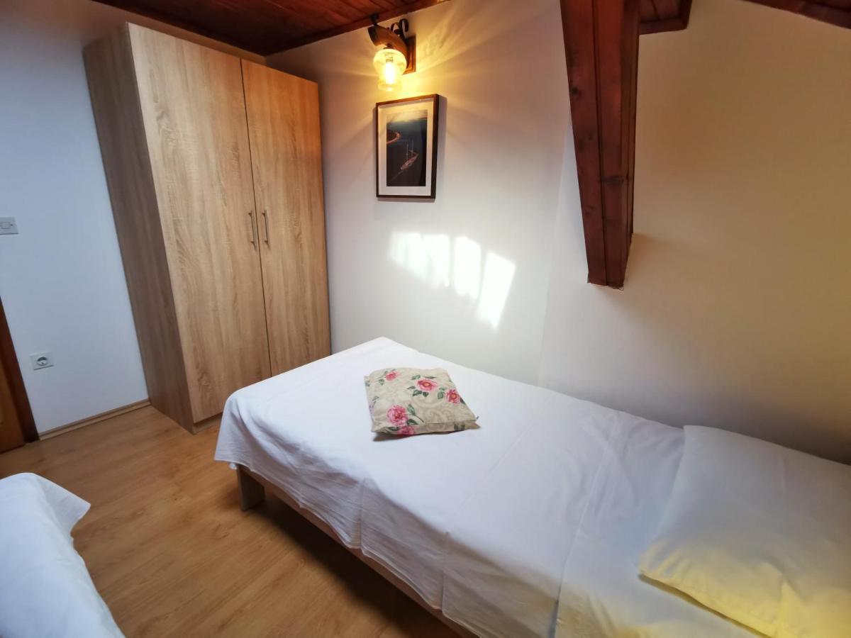 Apartments Sokolic Nerezine Ngoại thất bức ảnh
